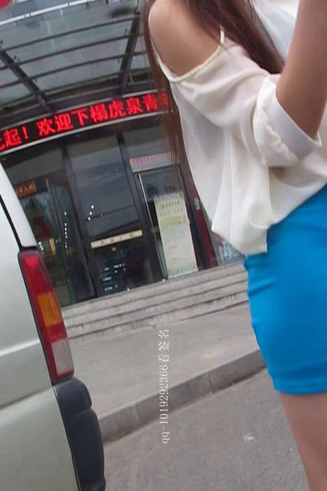 [大忽悠买丝袜街拍视频]ID0232 2012 8.24【忽悠】超清纯包臀蓝裙美女给了名片要了电话准备忽悠