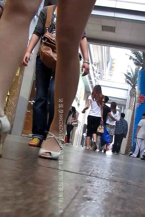 [大忽悠买丝袜街拍视频]ID0373 2012 9.9【忽悠】妖艳包臀长腿校园里直接穿咖啡色连裤袜