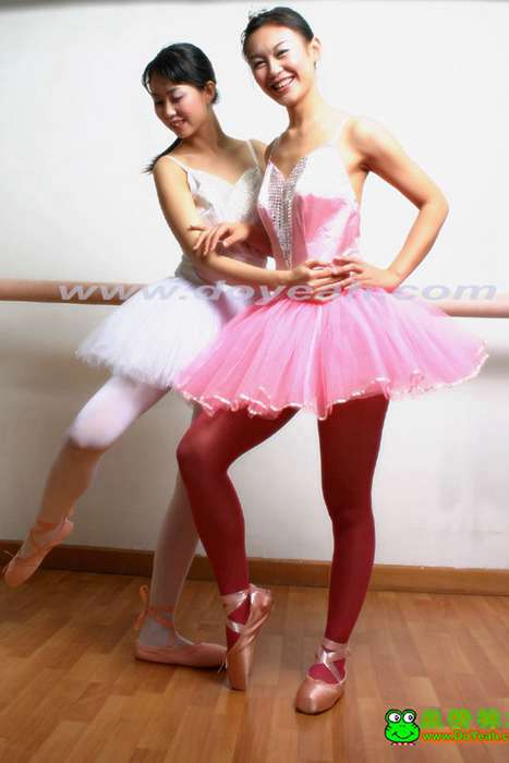 两个性感芭蕾美女[doyeah都仪丝袜大站]ID0088 oper_lingchen2 20040402