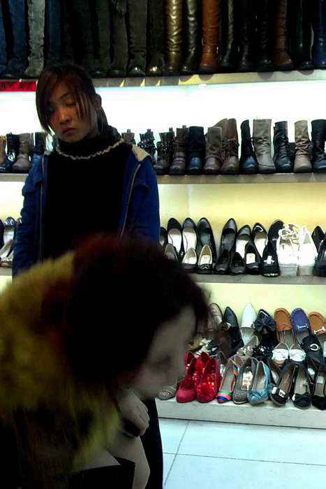 街拍视频00057性感熟妇穿肉丝逛商场换新长靴