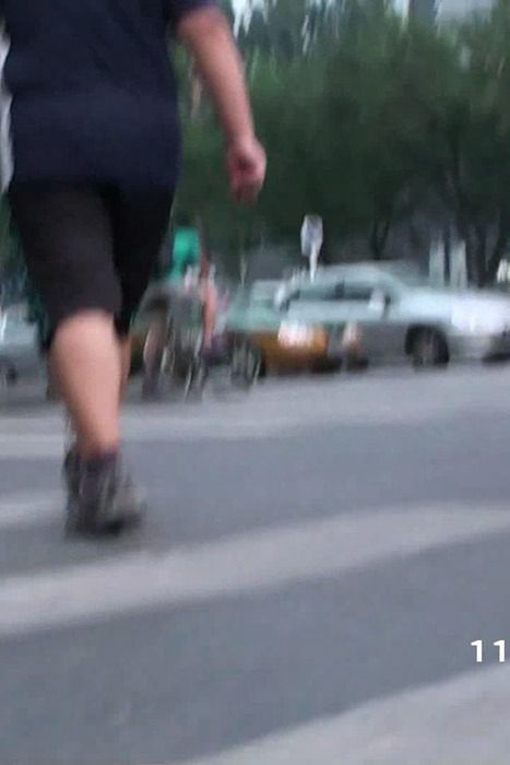 [街拍视频]00347性感的牛仔热裤高跟美女少妇